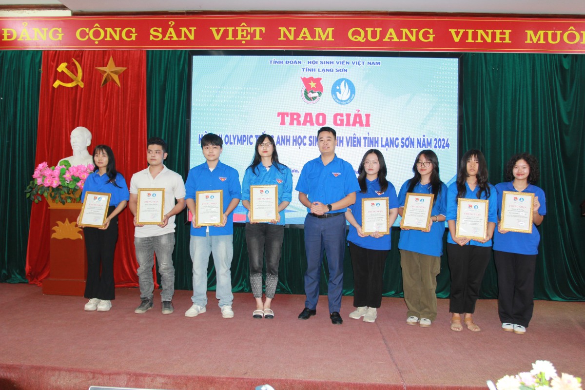 Các thí sinh đạt giải tại vòng chung kết cấp tỉnh Hội thi Olympic tiếng Anh học sinh, sinh viên năm 2024 được khen thưởng tại hội nghị