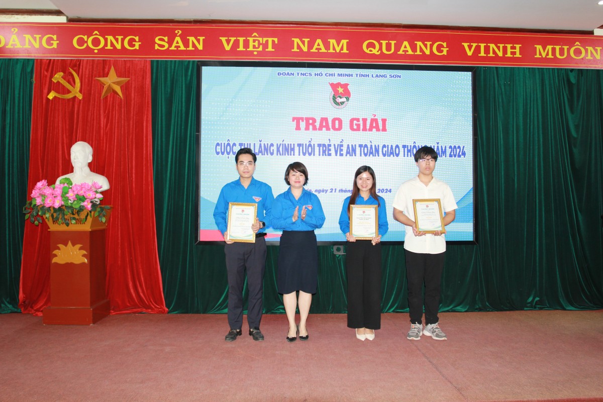 Các tập thể, cá nhân xuất sắc trong cuộc thi “Lăng kính tuổi trẻ về an toàn giao thông” năm 2024 được khen thưởng tại hội nghị