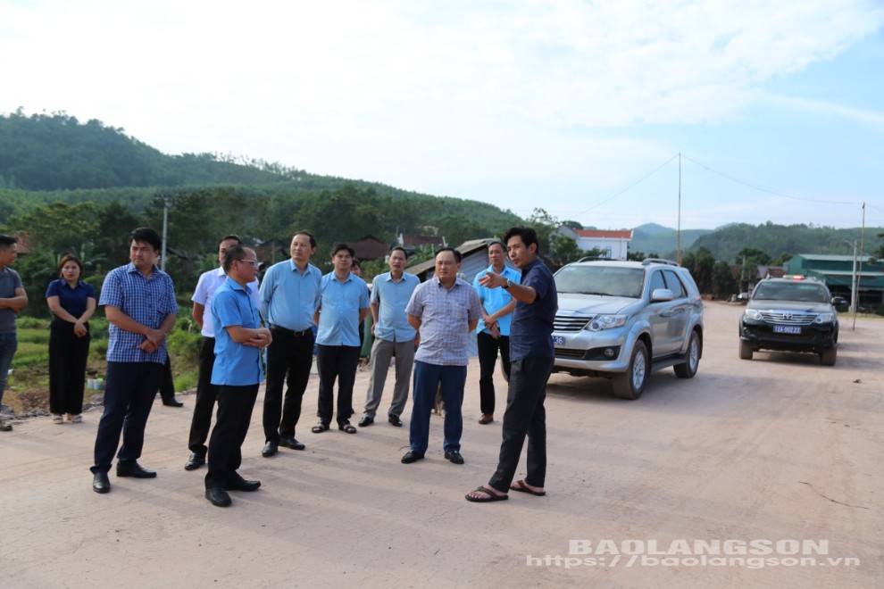 Đại diện nhà thầu báo cáo với đồng chí Phó Chủ tịch UBND tỉnh tình hình thi công trên tuyến