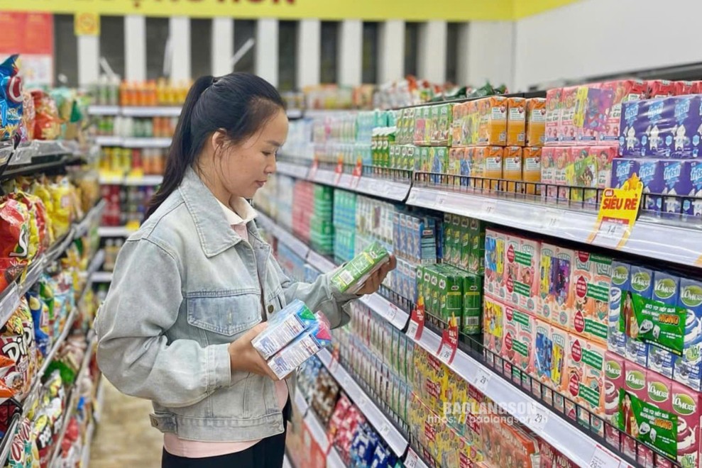 Khách hàng lựa chọn hàng hóa tại cửa hàng tiện lợi Winmart+, thị trấn Lộc Bình, huyện Lộc Bình 