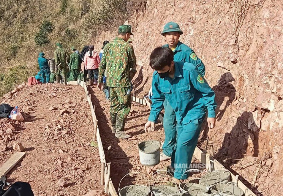 Lực lượng dân quân xã Bắc Xa, bộ đội biên phòng và người dân tham gia xây dựng đường kiểm tra cột mốc bảo vệ biên giới