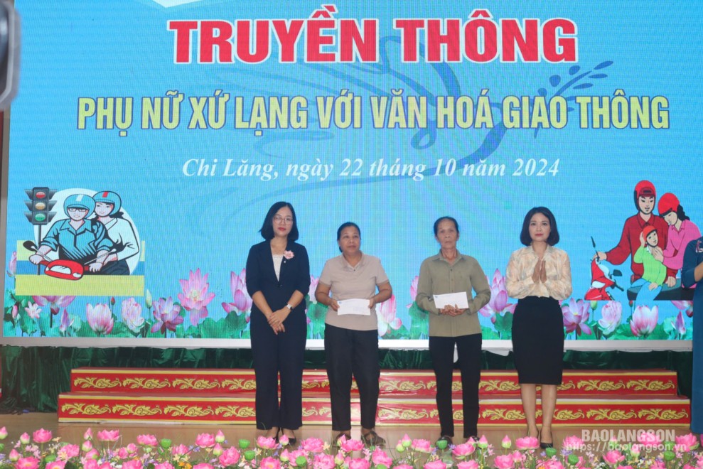 Hai gia đình có nạn nhân tai nạn giao thông được trao tặng quà tại chương trình