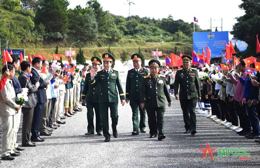 Đại tướng Phan Văn Giang, Đại tướng Chansamone Chanyalath cùng các đại biểu và nhân dân hai nước tham dự giao lưu. 