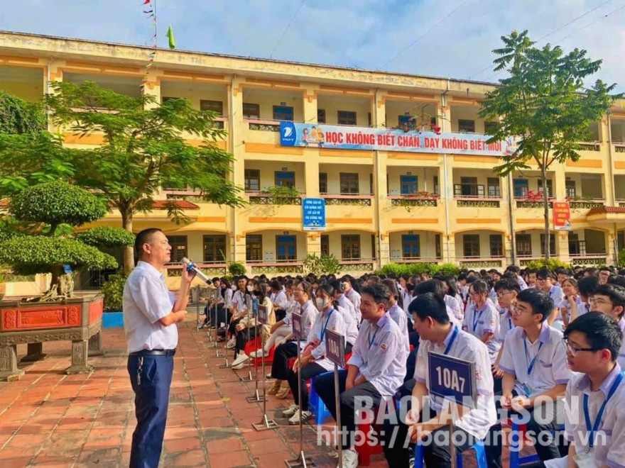 Báo cáo viên Chi cục dân số và kế hoạch hóa gia đình tuyên truyền về giới tính cho học sinh tại Trường THPT Hoàng Văn Thụ, thành phố Lạng Sơn