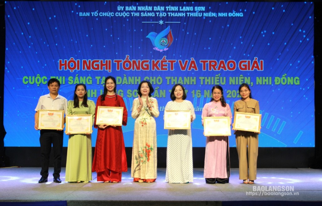 Lãnh đạo Sở Khoa học và Công nghệ khen thưởng các cá nhân có nhiều đóng góp trong công tác tuyên truyền, triển khai cuộc thi