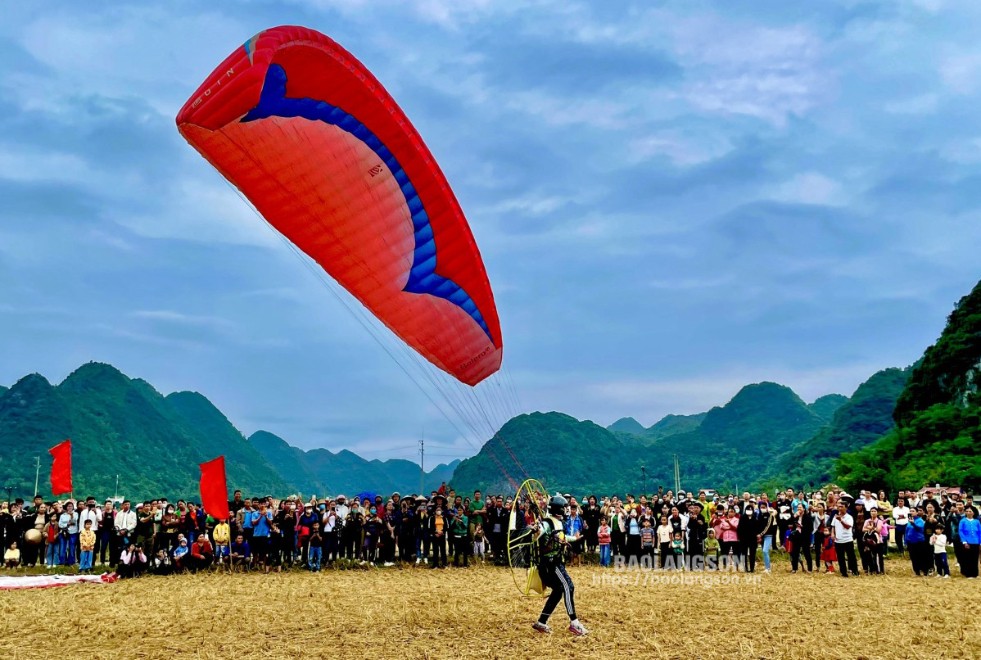 Du khách trải nghiệm bay dù lượn tại lễ hội mùa vàng Bắc Sơn