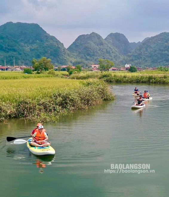 Du khách đến với Bắc Sơn tham gia các hoạt động trải nghiệm như  chèo thuyền SUP tham quan cảnh quan thiên nhiên 