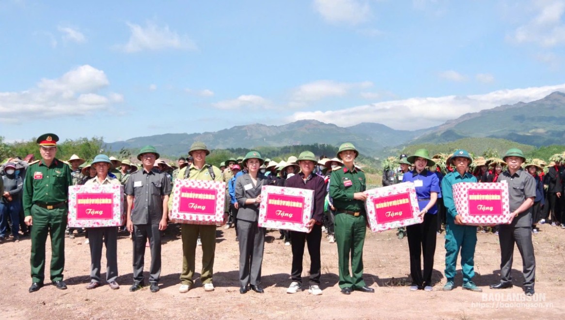 Ban chỉ đạo diễn tập khu vực phòng thủ huyện Lộc Bình tặng quà động viên các lực lượng tham gia diễn tập