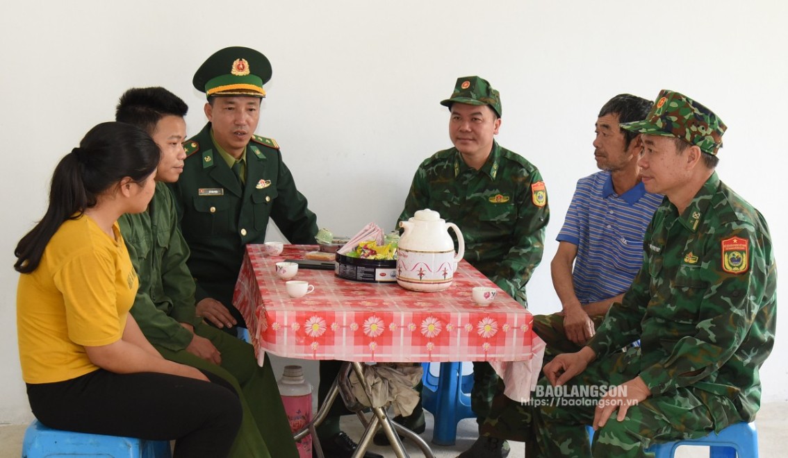 Cán bộ Đồn Biên phòng Pò Mã tìm hiểu, nắm bắt tâm tư, hoàn cảnh gia đình người dân trên địa bàn xã Quốc Khánh, huyện Tràng Định 