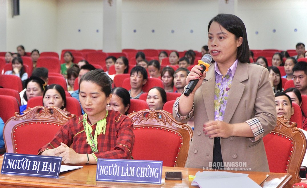 Cán bộ, hội viên phụ nữ tham gia vai diễn trong phiên tòa giả định tổ chức tại huyện Cao Lộc 