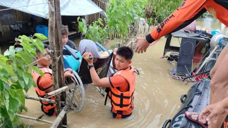 Sáng sớm 24/10, bão Trà Mi đã chính thức đổ bộ vào đảo Luzon (Philippines)