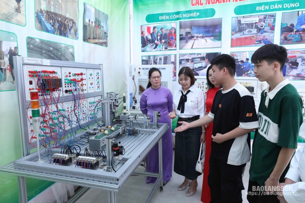 Các học sinh, sinh viên tham quan gian trưng bày của nhà trường tại ngày hội tư vấn việc làm, hướng nghiệp