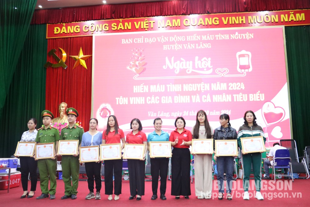 Lãnh đạo UBND huyện Văn Lãng trao giấy khen cho các cá nhân vì đã có thành tích tiêu biểu trong phong trào HMTN giai đoạn 2021 – 2023