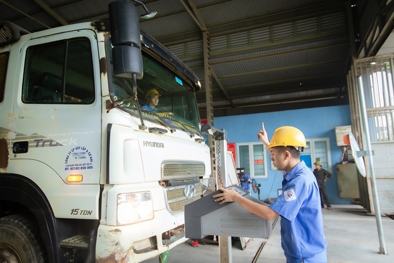 Các đơn vị đăng kiểm, đăng kiểm viên và nhân viên nghiệp vụ không được tùy tiện, tự ý đưa ra các yêu cầu hoặc hướng dẫn chủ phương tiện thực hiện không đúng quy định của pháp luật