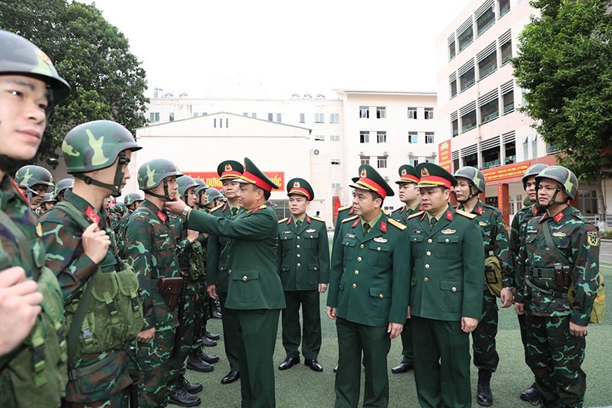 Đại tá Hoàng Ngọc Chiến kiểm tra, động viên bộ đội trực sẵn sàng chiến đấu dịp Tết Nguyên đán 2024. Ảnh: ĐÌNH HUY 