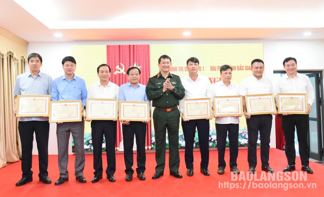 Lãnh đạo Quân khu 1 trao bằng khen cho các tập thể, cá nhân có thành tích xuất sắc trong công tác phối hợp tuyên truyền nhiệm vụ quốc phòng, quân sự địa phương, giai đoạn 2022 – 2024