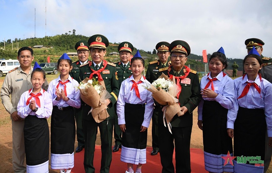 Đại tướng Phan Văn Giang và Đại tướng Chansamone Chanyalath cùng các em học sinh Trường Tiểu học-Trung học cơ sở Pahang. 