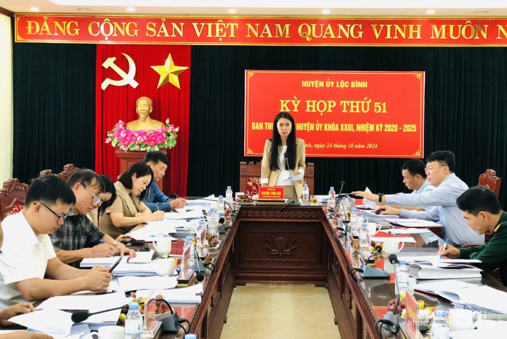 Đồng chí Đoàn Thu Hà, Ủy viên Ban Thường vụ Tỉnh ủy, Bí thư Huyện ủy Lộc Bình kết luận kỳ họp