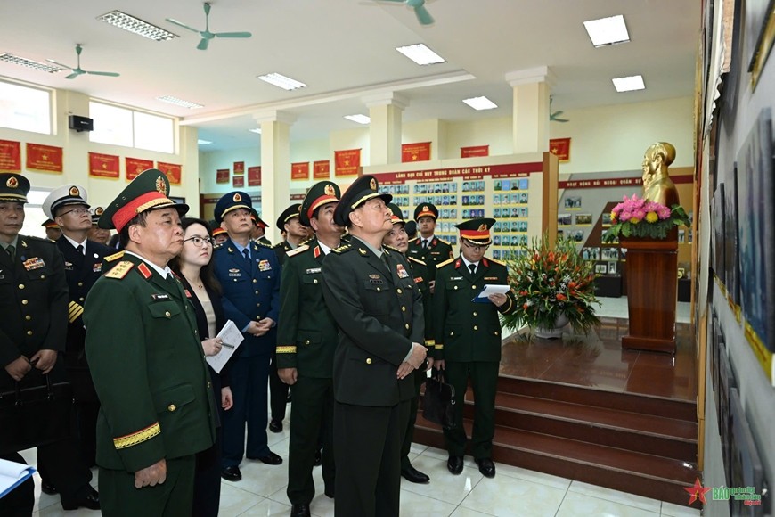 Thượng tướng Trương Hựu Hiệp, Thượng tướng Hoàng Xuân Chiến và đoàn tham quan Nhà truyền thống của Trung đoàn 102. Ảnh: NGÔ VIỆT TRUNG 