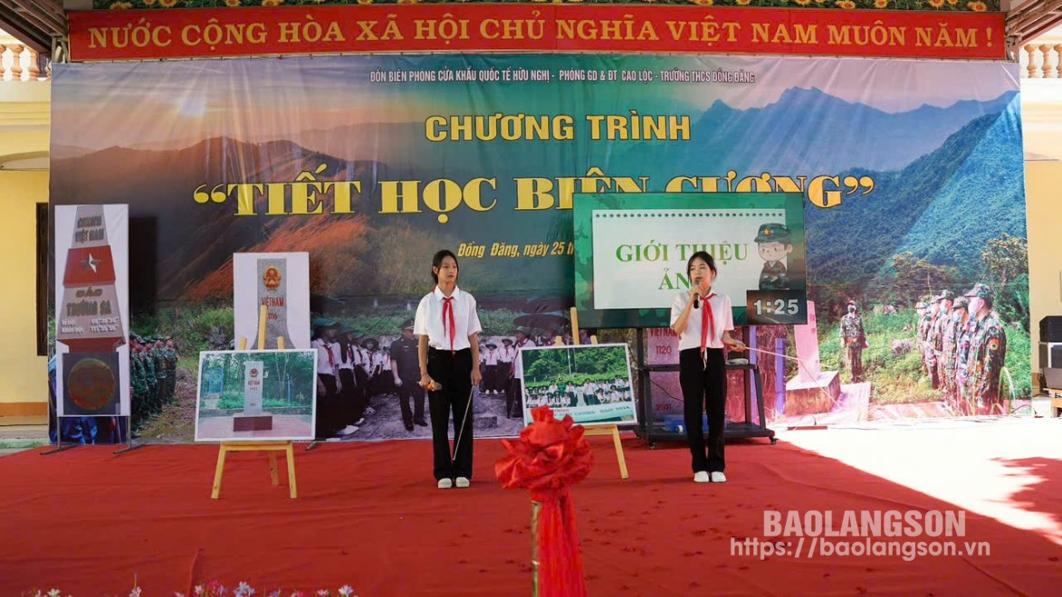 Học sinh trường THCS Đồng Đăng tham gia thi thuyết trình về đường biên, cột mốc thuộc chủ quyền biên giới quốc gia