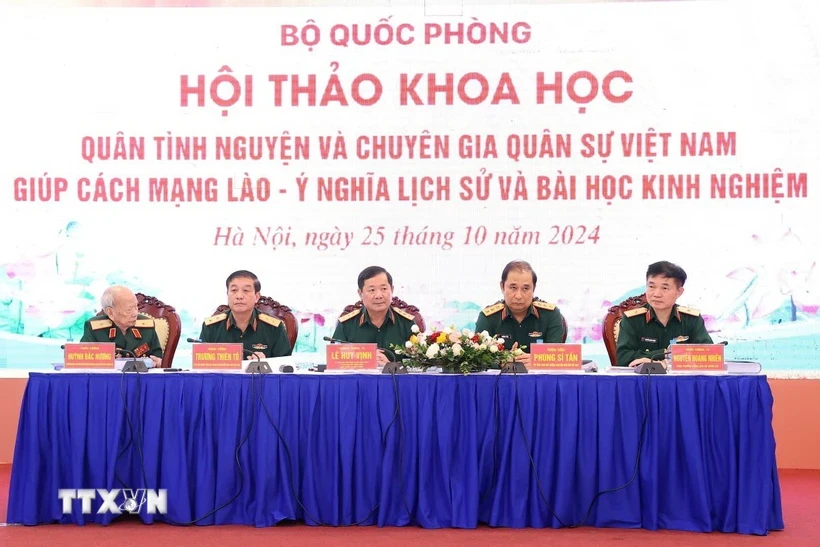 Thượng tướng, Tiến sỹ Lê Huy Vịnh, Ủy viên Trung ương Đảng, Thứ trưởng Bộ Quốc phòng và các đại biểu chủ trì hội thảo. (Ảnh: Văn Điệp/TTXVN)