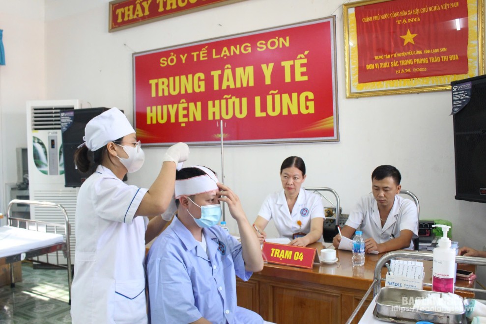 Thí sinh tham gia phần thi thực hành chạy trạm