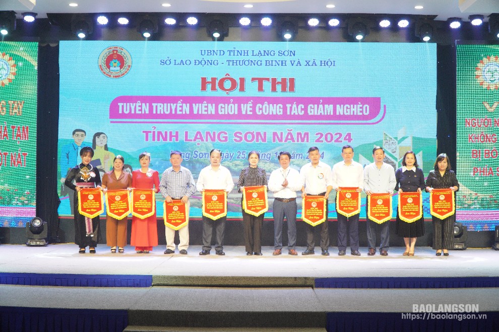 Ban tổ chức trao cờ lưu niệm cho các đoàn dự thi