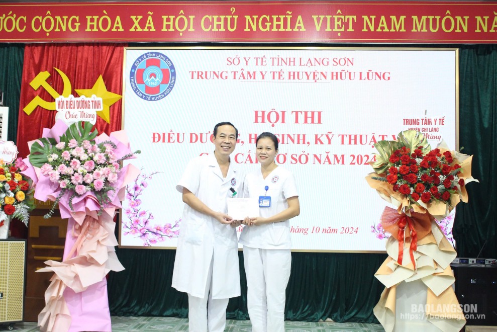 Ban tổ chức trao Giải Nhất cho thí sinh xuất sắc phần thi thực hành