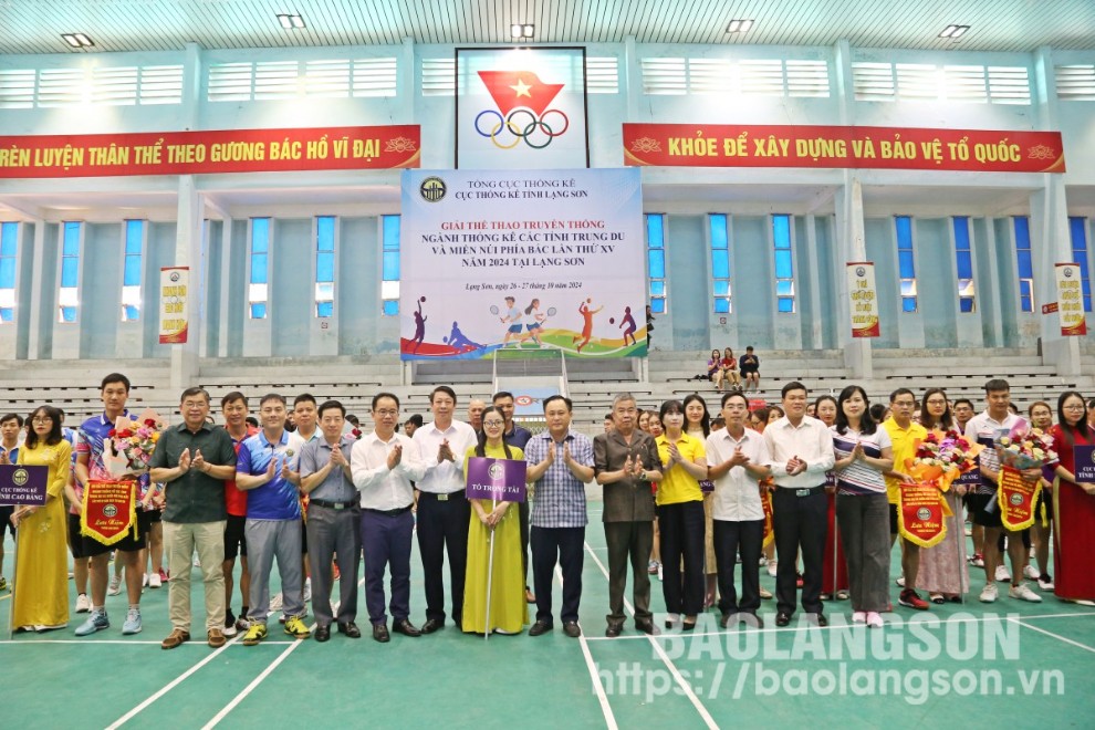 Ban tổ chức và lãnh đạo UBND tỉnh Lạng Sơn trao cờ lưu niệm cho các đoàn vận động viên