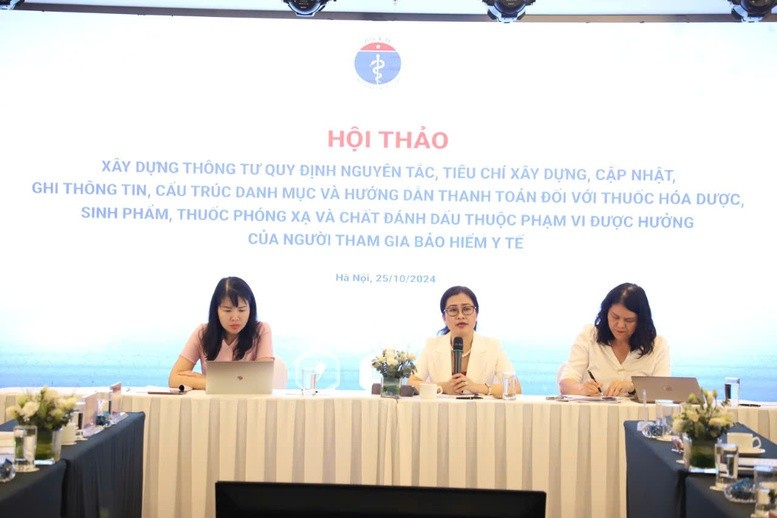 Bà Trần Thị Trang, Vụ trưởng Vụ Bảo hiểm Y tế, Bộ Y tế tại Hội thảo ngày 25/10 về xây dựng thông tư liên quan đến thanh toán chi phí thuốc... trong khám chữa bệnh BHYT - Ảnh: VGP/HM