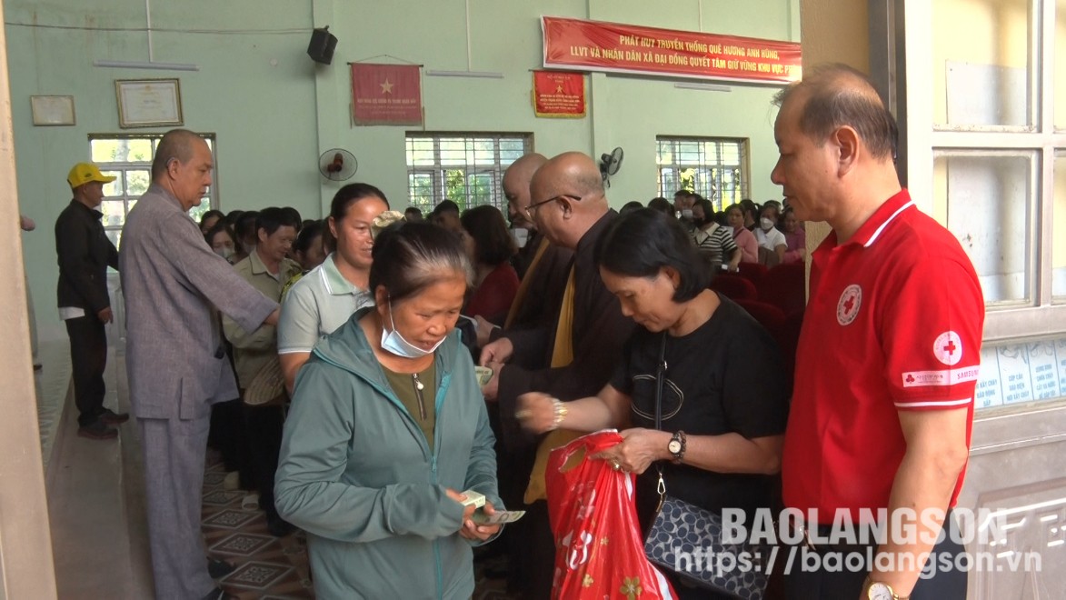 Đại diện lãnh đạo Hội Chữ thập đỏ tỉnh và Chùa Từ Hiếu, thành phố Hồ Chí Minh trao quà cho các hộ dân trên địa bàn huyện Tràng Định