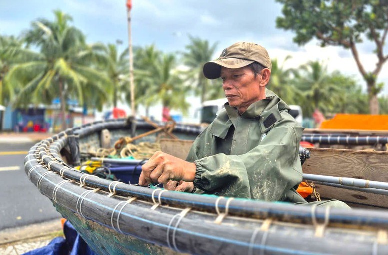 Ngư dân Trương Văn Tú (phường Mân Thái, quận Sơn Trà) cho biết đã khẩn trương đưa thúng lên bờ neo đậu từ chiều 25/10. Ảnh: VGP/Minh Trang