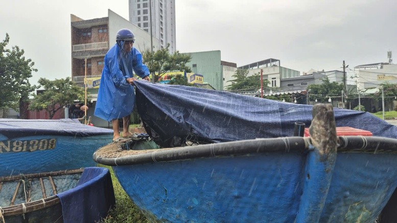 Ngư dân chủ động đưa thuyền thúng lên bờ nhằm bảo đảm an toàn trước cơn bão số 6. Ảnh: VGP/Minh Trang