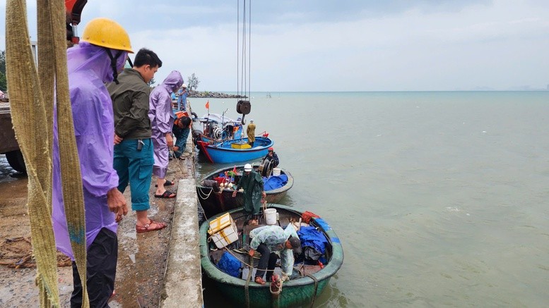 Chính quyền địa phương phối hợp đưa các thuyền, thúng còn lại lên bờ tránh trú bão Trà Mi.Ảnh: VGP/Minh Trang