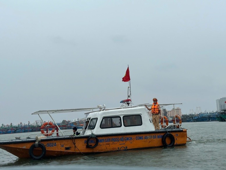 Các lực lượng thường xuyên tuần tra, nhắc nhở, hướng dẫn tàu thuyền chú ý các biện pháp đảm bảo an toàn.Ảnh: VGP/Minh Trang