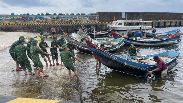 Lực lượng Đồn Biên phòng đảo Cồn Cỏ hỗ trợ ngư dân đưa thuyền vào bờ neo đậu