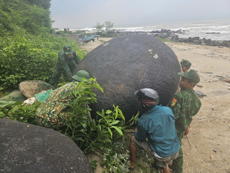 Lực lượng Đồn Biên phòng Cửa Tùng đưa thúng vào bờ an tránh bão