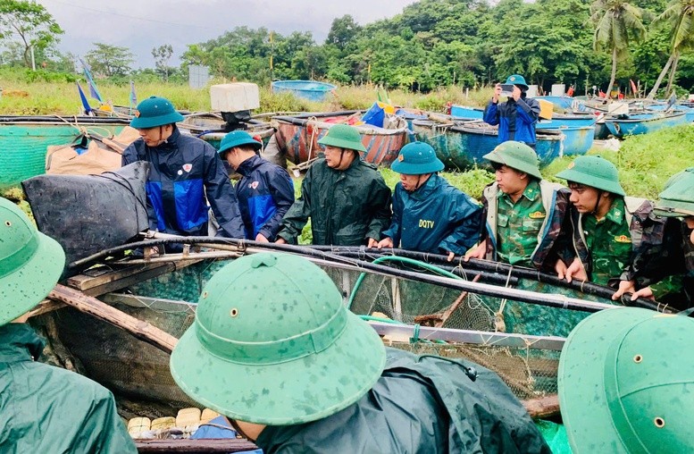 Bộ chỉ huy Bộ đội Biên phòng TP. Đà Nẵng đã điều động gần 200 cán bộ, chiến sĩ giúp nhân dân phòng, chống bão số 6. Ảnh: VGP/Minh Trang