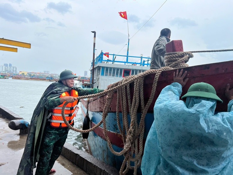 Bộ đội Biên phòng Đà Nẵng và các ngành hướng dẫn cho hơn 1.800 phương tiện trong và ngoài tỉnh neo đậu đúng khu vực quy định. Ảnh: VGP/Minh Trang