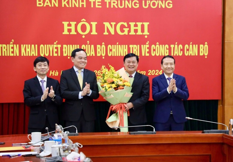 Lãnh đạo Ban Kinh tế Trung ương chúc mừng tân Phó Trưởng ban Thái Thanh Quý - Ảnh: VGP/HT