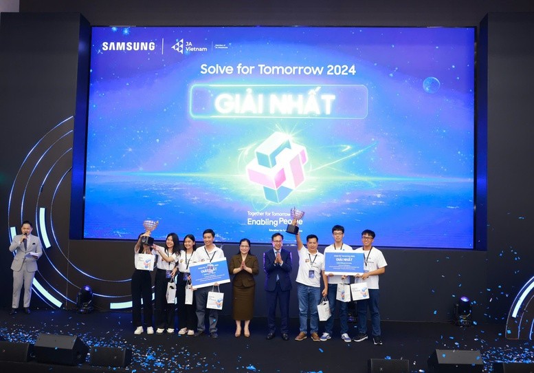 Hai đội thi được trao giải Nhất cuộc thi Solve for Tomorrow 2024