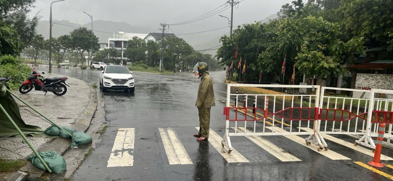 Công an quận Sơn Trà chốt chặn, ngăn người dân và du khách lên bán đảo Sơn Trà để đảm bảo an toàn trong mưa bão. 