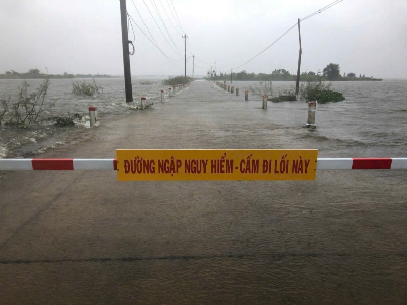 Nhiều tuyến đường ở các huyện, thị ở Thừa Thiên Huế được cảnh báo, cấm đi do ngập lụt sâu.