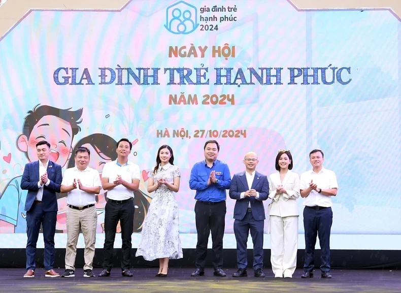 Đại diện Trung ương Hội Liên hiệp Thanh niên Việt Nam và các đơn vị liên quan thực hiện nghi thức khai mạc Ngày hội 