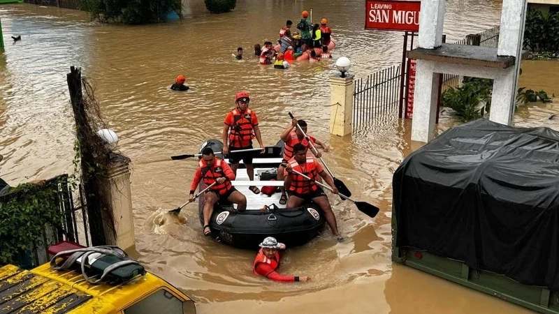 Cứu hộ, cứu nạn người dân trong bão Trami tại Philippines. (Ảnh: Reuters)