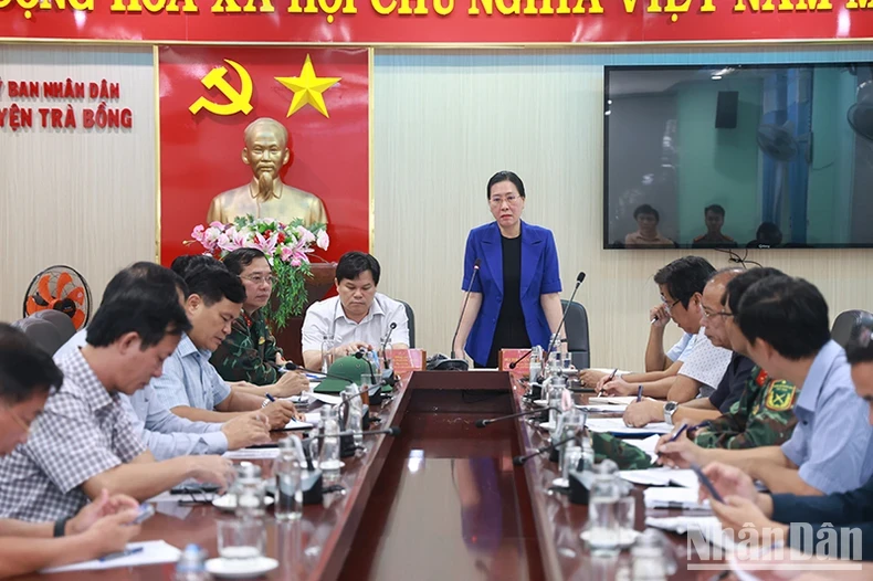 Làm việc với huyện Trà Bồng, Bí thư Tỉnh ủy Quảng Ngãi đánh giá sự cao chủ động của huyện trong việc xây dựng cụ thể các phương án sơ tán, di dời dân nằm trong vùng nguy cơ sạt lở.