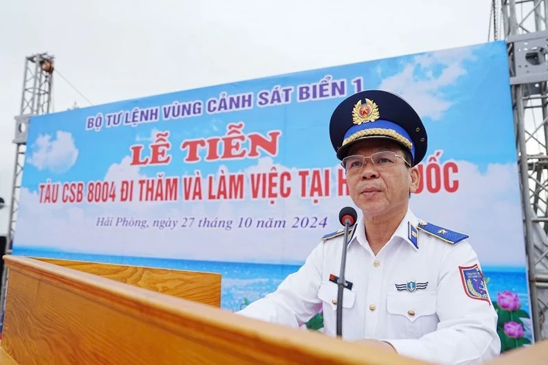 Đại diện lãnh đạo Bộ Tư lệnh Vùng Cảnh sát biển 1 phát biểu giao nhiệm vụ cho đoàn công tác trước lúc lên đường.