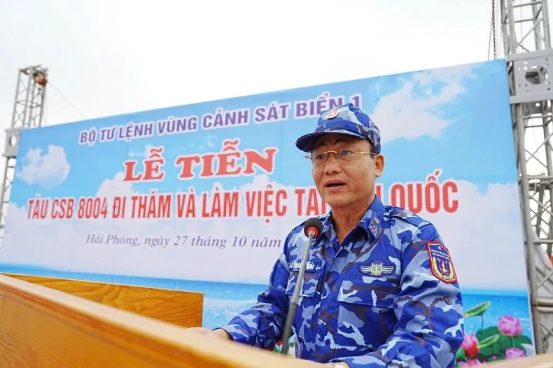 Đại tá Lê Thanh Hải, Phó Tư lệnh Vùng Cảnh sát biển 1 thay mặt đoàn công tác phát biểu ý kiến trước lúc lên đường.