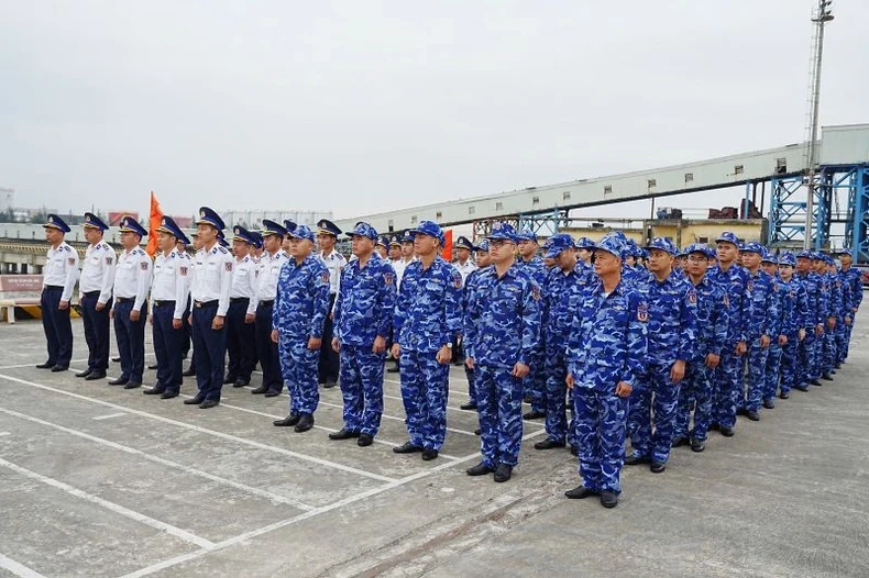 Đoàn công tác cùng cán bộ, chiến sĩ trên Tàu CSB 8004 nghe lãnh đạo Bộ Tư lệnh Vùng Cảnh sát biển 1 quán triệt nhiệm vụ trước lúc lên đường,