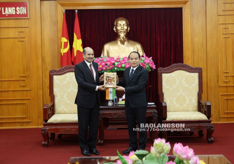 Đồng chí Bí thư Tỉnh ủy Lạng Sơn tặng quà lưu niệm ông Sandeep Arya, Đại sứ đặc mệnh toàn quyền Cộng hòa Ấn Độ tại Việt Nam